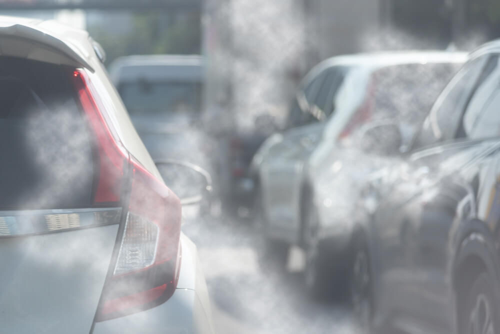 Zagađenje vazduha usled velike koncentracije izduvnih gasova iza automobila.